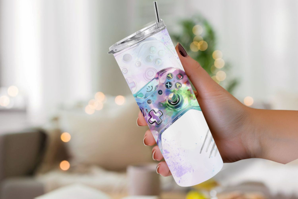 Hand hält einen Thermobecher mit farbenfrohem Gaming-Controller-Design in Aquarelloptik. Das lebendige, kreative Design ist ideal für Gaming-Fans, die ein auffälliges und spielerisches Motiv bevorzugen.