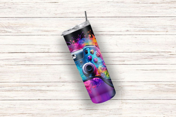 Thermobecher mit lebendigem Gaming-Controller-Design, das von spritzenden Farben in leuchtenden Tönen umgeben ist. Ein dynamisches Motiv, das die Energie und Kreativität der Gaming-Welt widerspiegelt, auf einem schwarzen Hintergrund präsentiert.