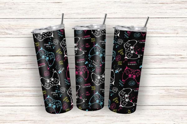 Thermobecher mit Gamer-Design auf schwarzem Hintergrund, verziert mit bunten Spielkonsolen und Slogans wie ‚Press Start‘, ‚Game Over‘ und ‚Never Give Up‘. Farbenfrohe Elemente in Neonrosa, Blau und Gelb schaffen einen dynamischen Look, der das Gaming-Them