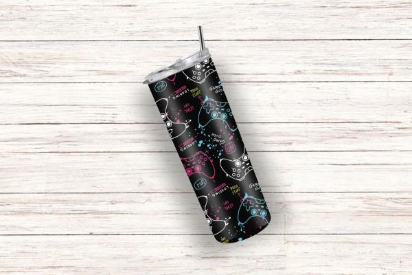 Schlanker Thermobecher mit Gamer-Design auf schwarzem Hintergrund, verziert mit bunten, skizzierten Spielcontrollern und Texten wie ‚Press Start‘, ‚Game Over‘, ‚Never Give Up‘ und ‚Loading‘ in Neonfarben wie Rosa, Blau und Gelb. Das Design fängt den dynam