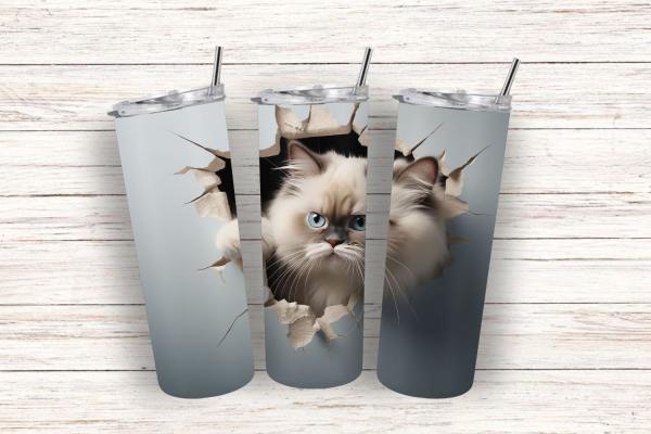 Schlanker Thermobecher mit hellem Hintergrund und einem realistischen Druck eines neugierigen, weiß-grauen Katers mit blauen Augen, der durch ein zerbrochenes Loch in der Wand schaut. Der Ausdruck der Katze wirkt konzentriert und aufmerksam. Die Textur de