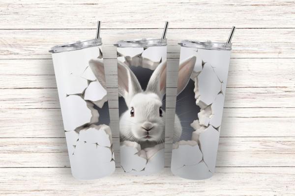 Thermobecher mit einem charmanten Design eines weißen Kaninchens, das durch ein realistisches Loch in der Oberfläche schaut. Der Hintergrund des Bechers ist in einem matten Weiß gehalten, was den Effekt des gebrochenen Materials und das Kaninchen in der M