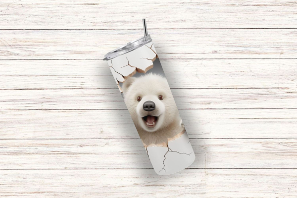 Thermobecher mit fröhlichem Eisbärenmotiv, der durch realistische Risse auf der Oberfläche des Bechers schaut. Der Hintergrund des Bechers ist weiß und hebt die Risse und das Bild des Eisbären hervor, wodurch ein dreidimensionaler Effekt entsteht. Der Bec