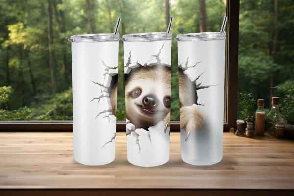 Thermobecher-Set mit einem süßen Faultier-Design, das durch realistische Risse im Becher zu schauen scheint. Das Faultier lächelt freundlich und hält sich mit einer Kralle am Rand des Risses fest. Der Hintergrund des Bechers ist schlicht weiß, was das cha