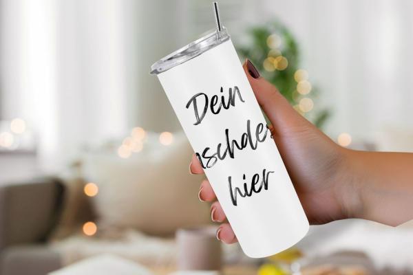 Individueller Thermobecher in einer Hand gehalten mit der Aufschrift 'Dein Wunschdesign hier'. Der Becher hat ein schlichtes weißes Design und bietet Raum für eine persönliche Gestaltung nach Kundenwunsch.
