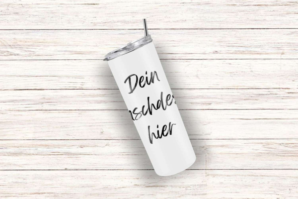 Weißer Thermobecher auf einer Holzfläche, schräg nach rechts liegend. Auf dem Becher steht in schwarzer Schrift: 'Dein Wunschdesign hier', was Platz für eine individuelle Gestaltung bietet.