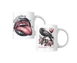 Paar weißer Keramiktassen mit Halloween-Motiven. Eine Tasse zeigt rosa Frauenlippen mit herausgestreckter Zunge und dem Schriftzug 'Bad Witch'. Die andere Tasse zeigt einen schwarzen Raben, der auf einem Schädel sitzt, umgeben von Rosen, mit dem Text 'Hal