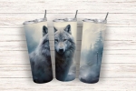 Thermobecher mit realistischem Wolfsmotiv vor nebeligem Waldhintergrund. Der Thermobecher zeigt das Bild eines grauen Wolfs mit intensiven Augen in der Mitte und einem Wald mit Nebelschwaden im Hintergrund. Ideal für Natur- und Tierliebhaber.