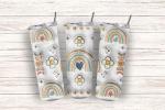 Drei Boho-Tumbler mit bunten Regenbogen-, Blumen- und Sternmotiven auf einem cremefarbenen Hintergrund, präsentiert auf einer rustikalen Holzoberfläche. Perfekt für trendbewusste Trinkliebhaber.